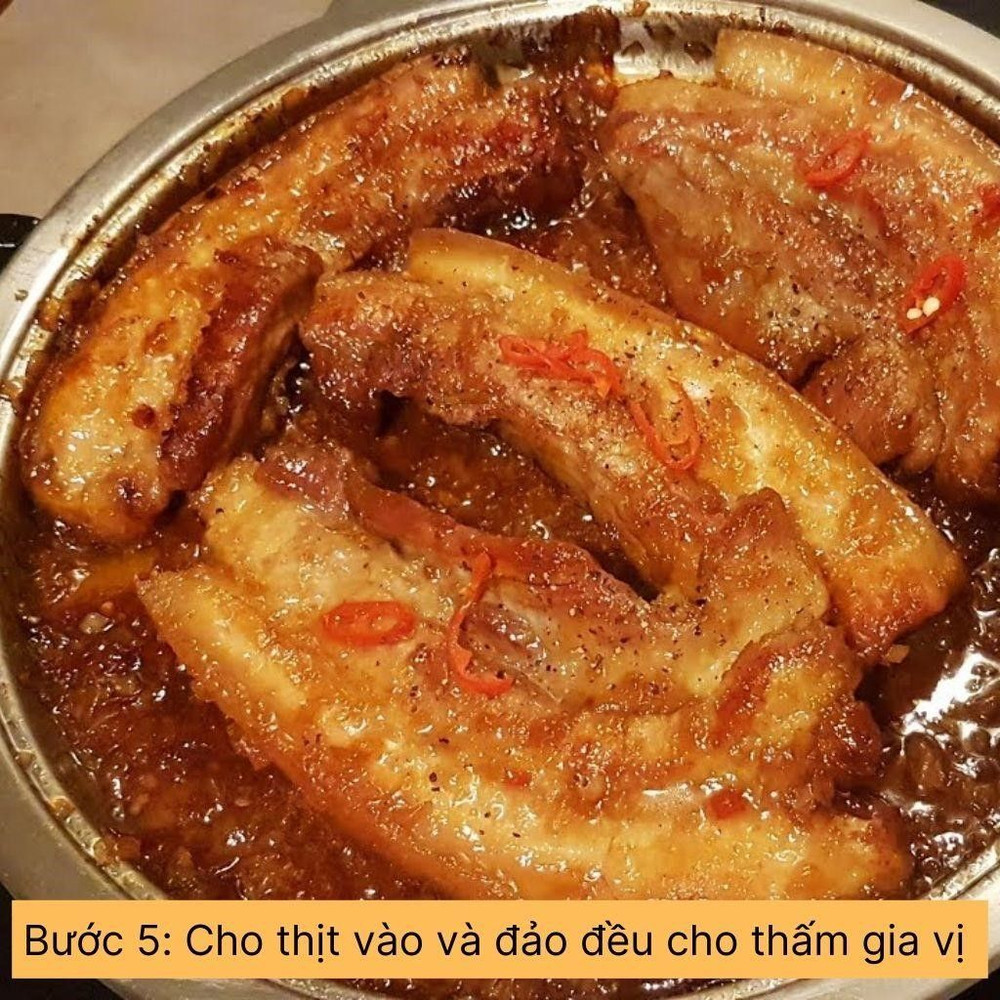 cho thịt vào và đảo đều cho thấm gia vị