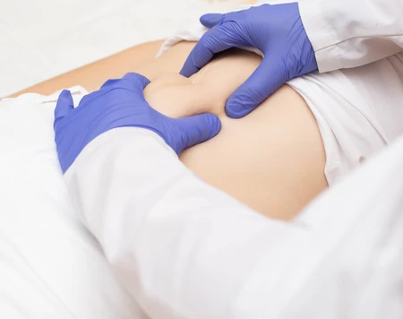 Nguyên nhân và tư vấn chẩn đoán đau bụng vùng trên rốn bên phải