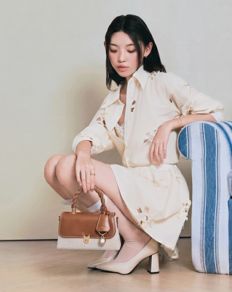 Túi xách nhỏ tay cầm xoắn phối charm JUNO màu nâu