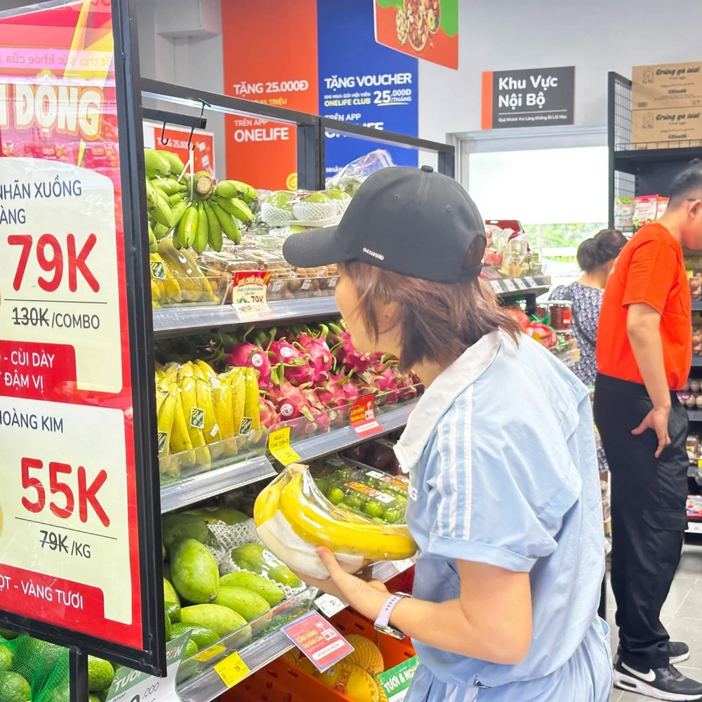 Trái cây tươi theo mùa tại Kingfoodmart cho mâm cúng.