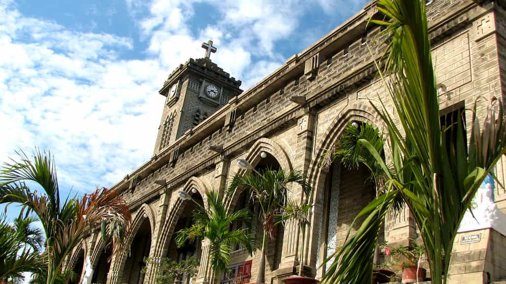 Nhà thờ Đá – biểu tượng kiến trúc Châu Âu trong danh sách các địa điểm du lịch Nha Trang. (Nguồn: Internet)