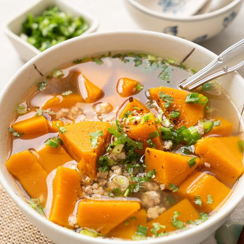 Canh bí đỏ hầm xương heo thơm ngon, bổ dưỡng