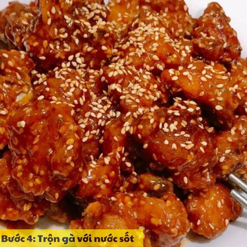 Trộn gà với nước sốt