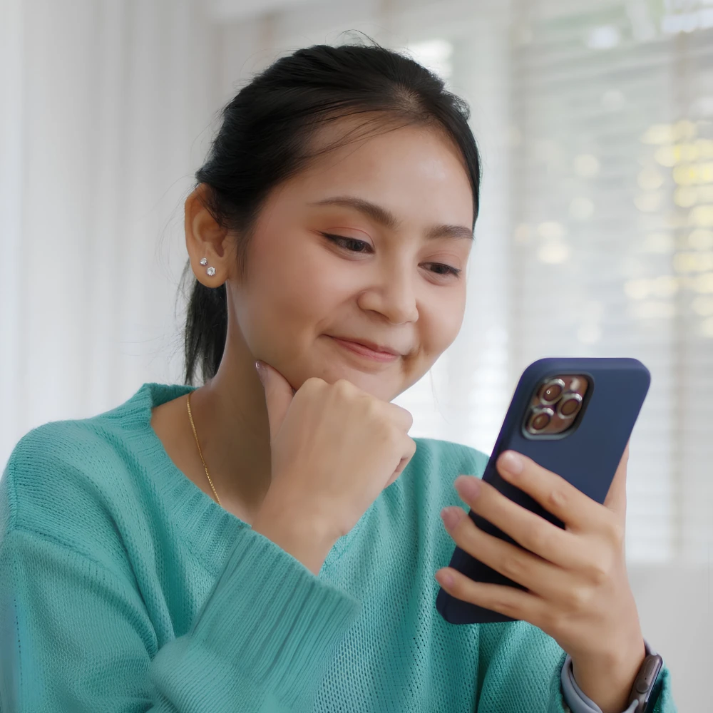 Mẹ đơn thân vui vẻ trò chuyện qua điện thoại, tìm hiểu cách giao tiếp trong tình yêu hiện đại. (Ảnh được tạo bởi AI)
