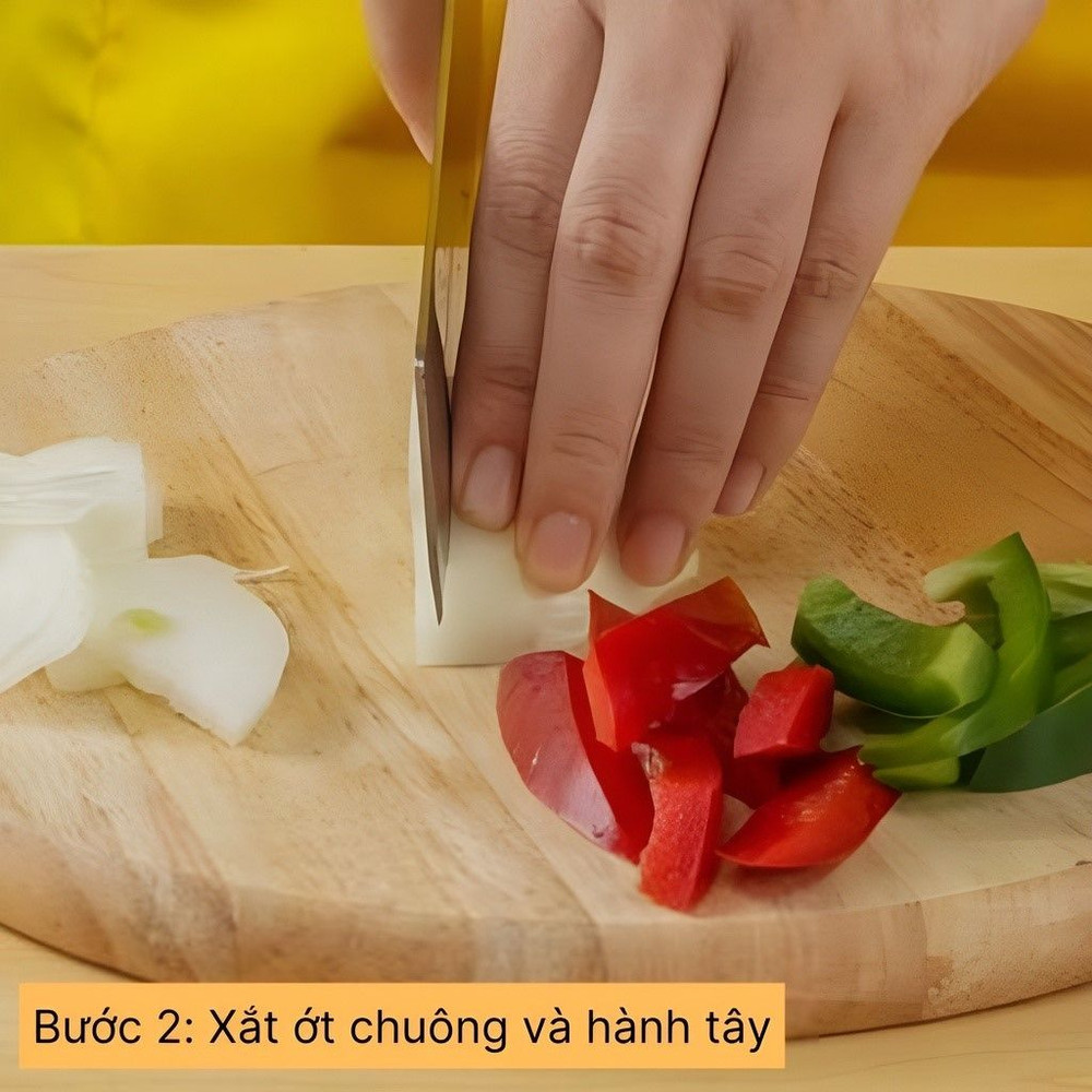 xắt ớt chuông và hành tây