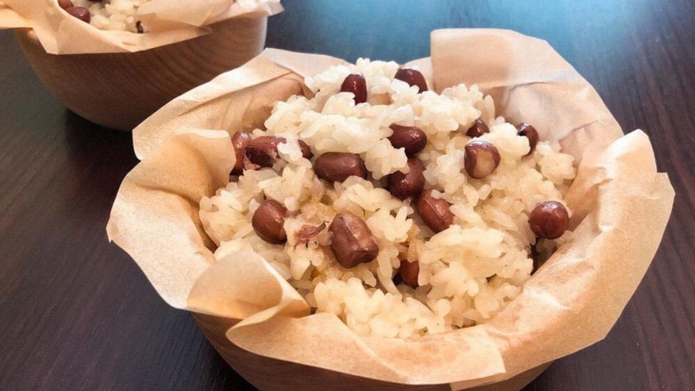 Đĩa xôi lạc dẻo thơm, hạt lạc bùi ngậy đúng chuẩn cách làm xôi lạc truyền thống Việt Nam. (Nguồn: Internet)