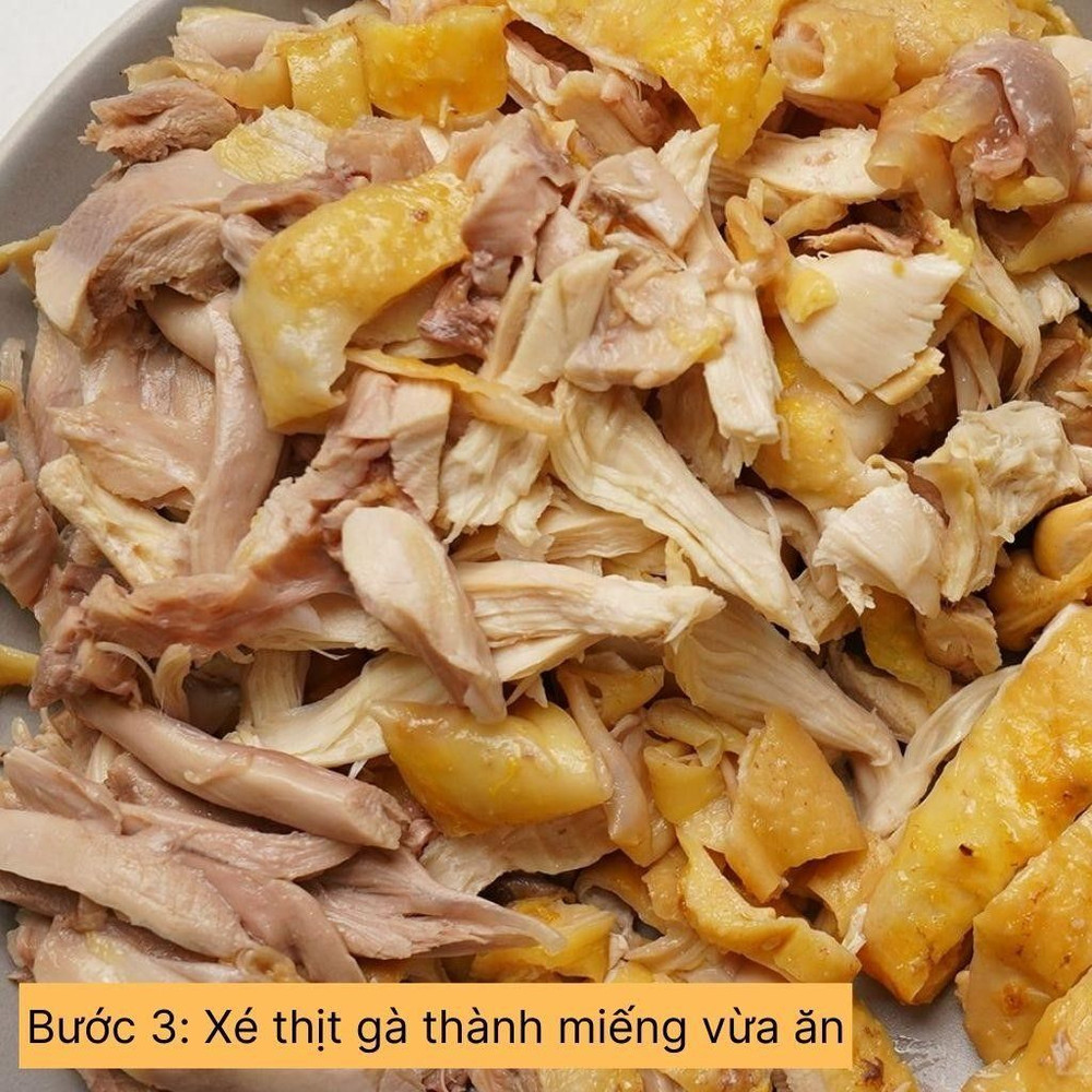 xé thịt gà thành miếng vừa ăn