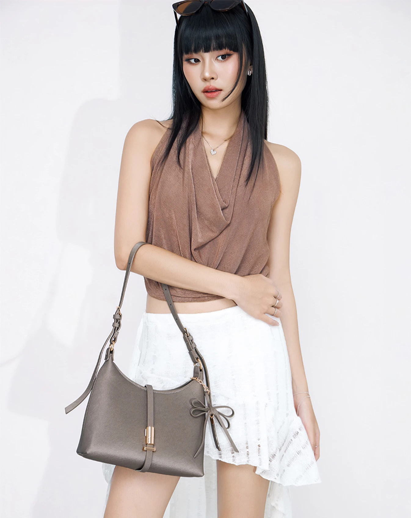 Túi Xách Nhỏ Đeo Vai Phối Khoá Và Charm - Image 3