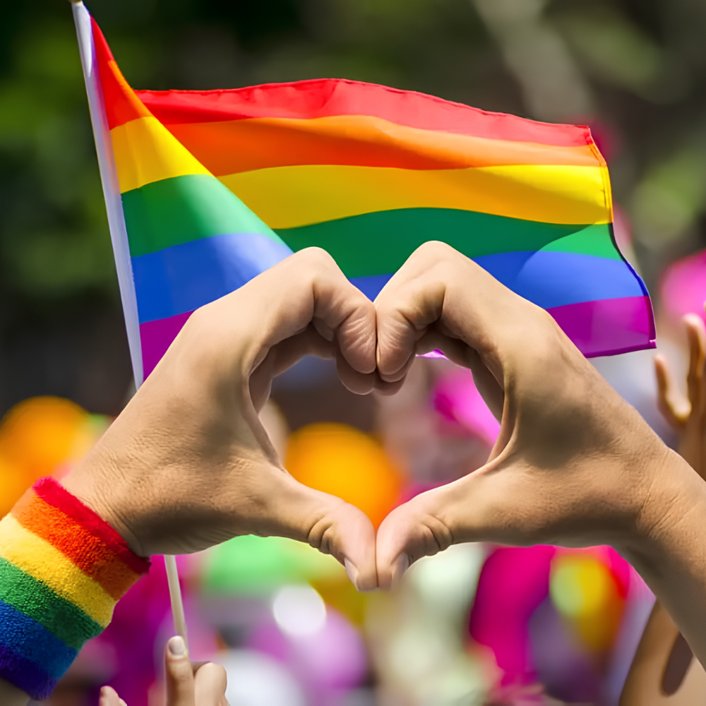 Cờ cầu vồng là biểu tượng Pride Month và bản sắc cộng đồng LGBTQ+.