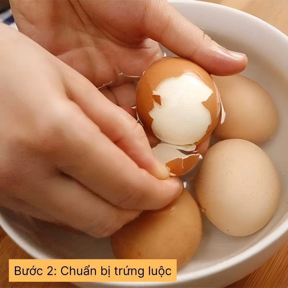 chuẩn bị trứng luộc