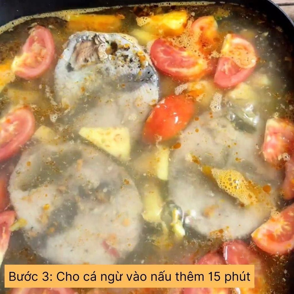 cho cá ngừ vào nấu thêm 15 phút