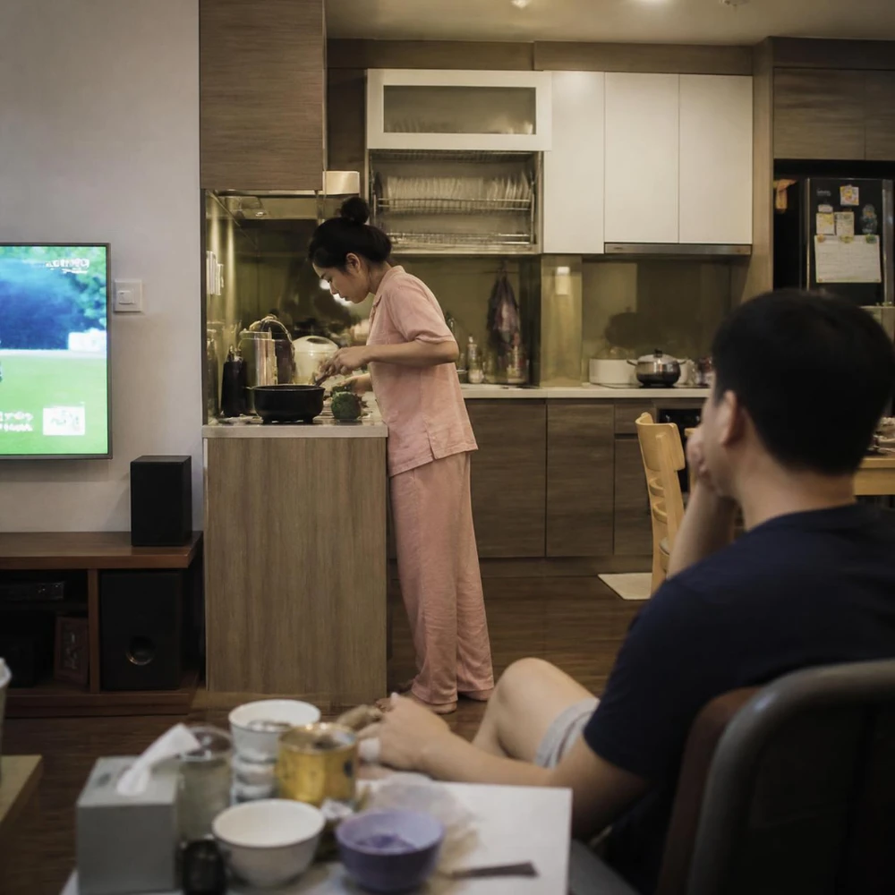 Gánh nặng tư duy vô hình khi vợ chồng đều đi làm nhưng chỉ một người việc nấu ăn mỗi ngày. (Ảnh được tạo bởi AI)