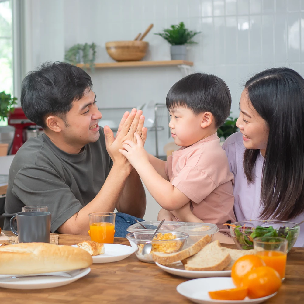 Cha mẹ và bé cùng nấu ăn ngày 1/6 rất ý nghĩa trong ngày Quốc tế Thiếu nhi.