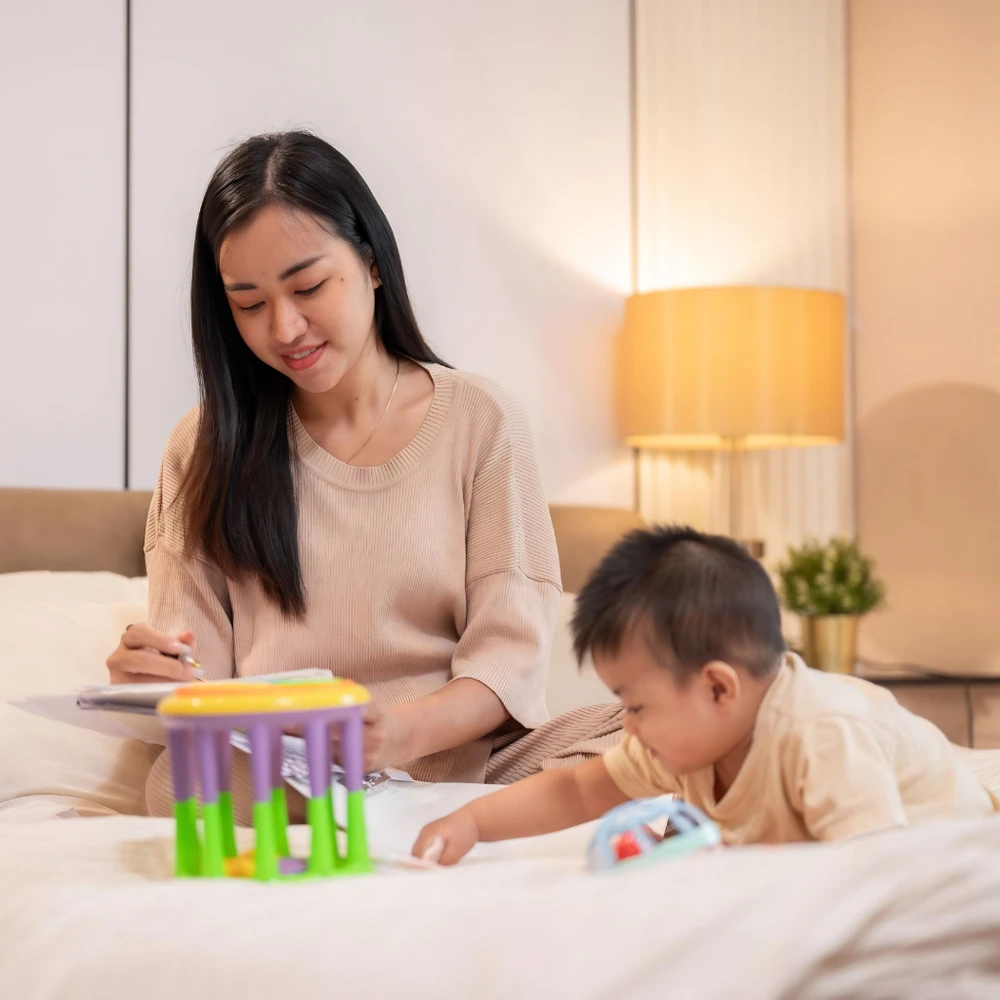 Tách biệt thế giới con và hẹn hò khi mẹ đơn thân yêu lại để cả hai không ảnh hưởng nhau. (Ảnh được tạo bởi AI)