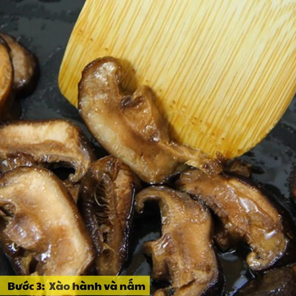xào hành và nấm