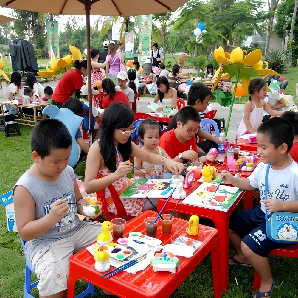Hội chợ thiếu nhi ngoài trời ngày Quốc tế Thiếu nhi 1/6.