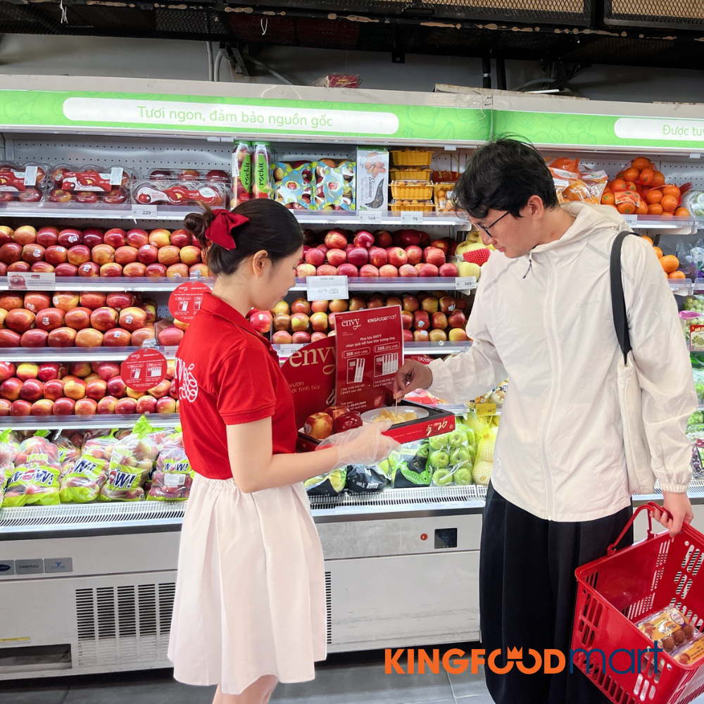 Giá táo hôm nay chênh lệch lớn giữa siêu thị và cửa hàng. 
