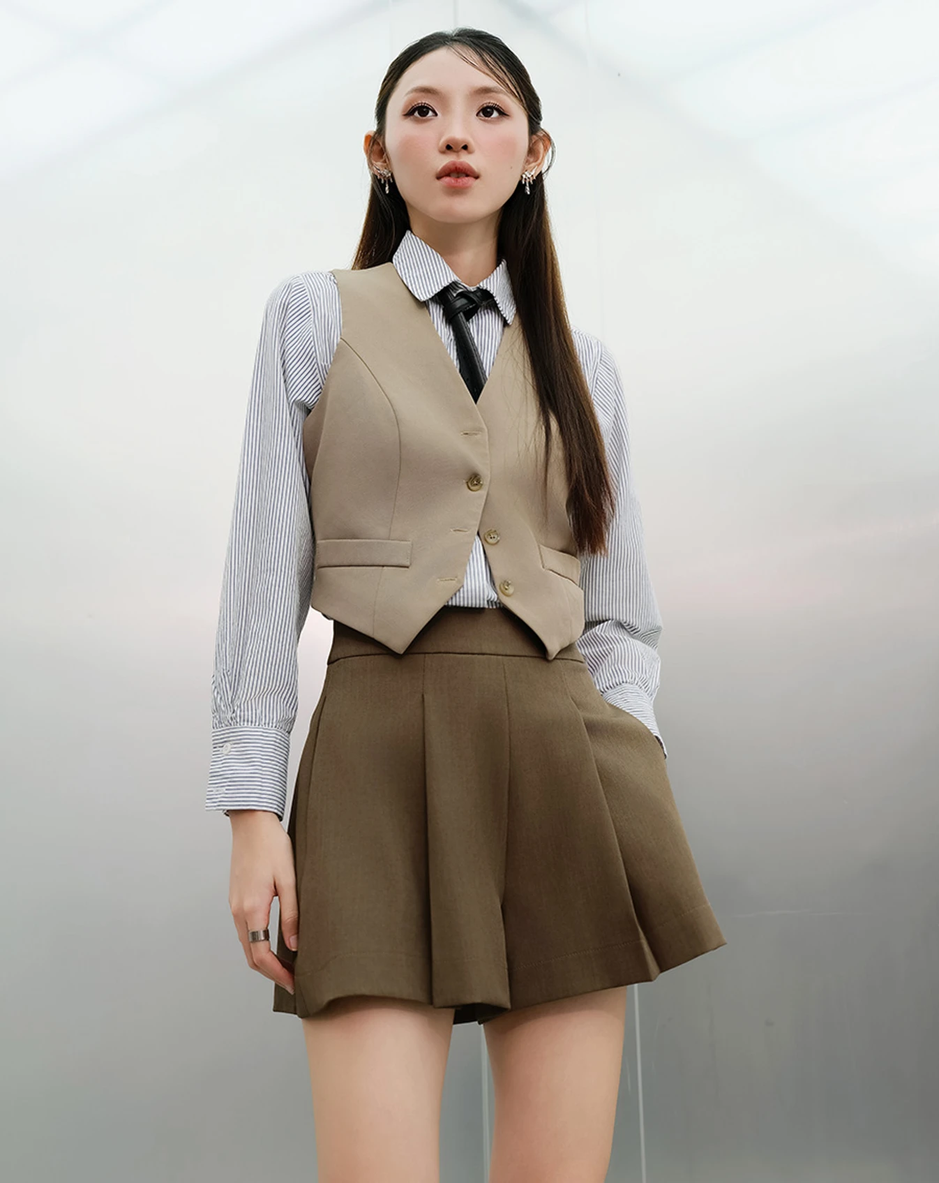 Quần short ống A xếp ly - Image 1