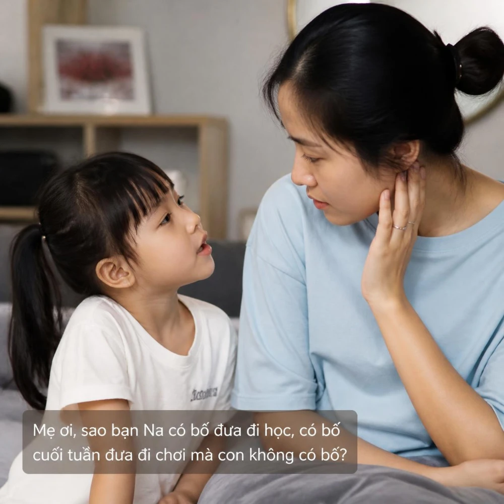 Em bé tò mò hỏi mẹ về người bố khi thấy các bạn có gia đình đủ đầy. (Ảnh được tạo bởi AI) 