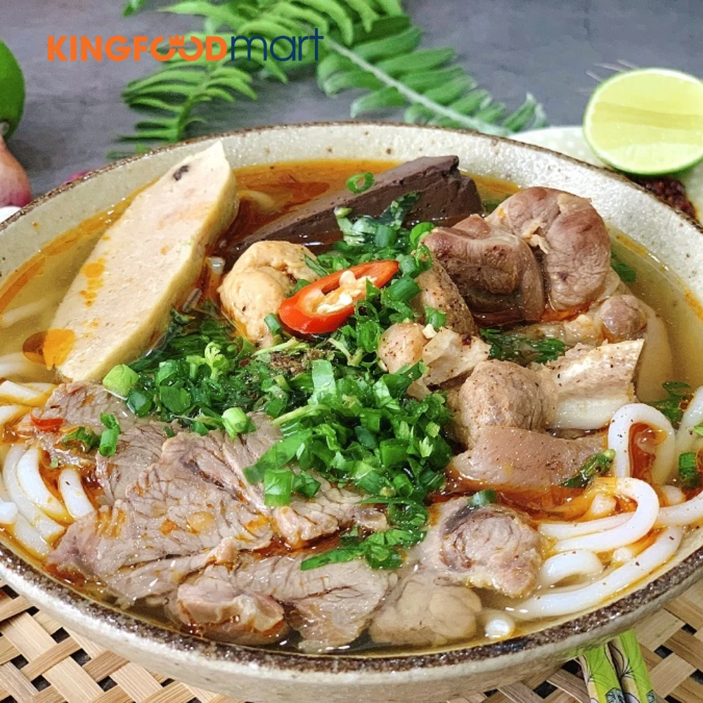 Bún bò Huế Việt Nam được yêu thích rộng rãi trên cả ba miền Việt Nam và cả ở nước ngoài.