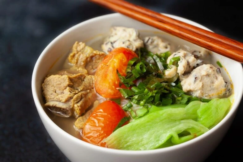 Hướng dẫn nấu món bún sườn chua đặc trưng hương vị Hà Nội