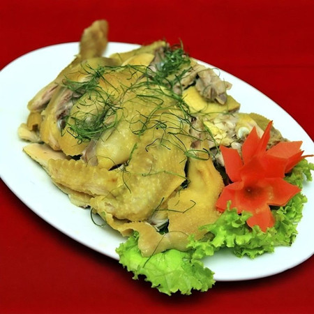 Gà luộc lá chanh thơm ngon, da giòn thịt ngọt