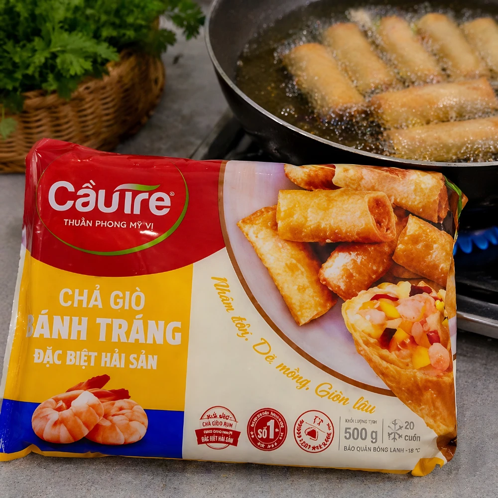 Chả giò bánh tráng đặc biệt hải sản Cầu Tre, vỏ bánh tráng giòn xốp, nhân tôm mực đậm đà, không chất bảo quản.
