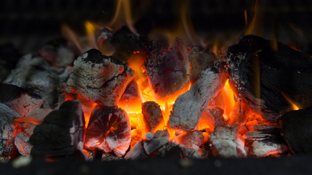 Cách nhóm lửa than chỉ trong 30 giây mà không cần hao tốn một chút sức lực nào