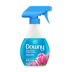 Nước xịt vải khử mùi và chống khuẩn 99.9% nắng mai Downy chai 370ml