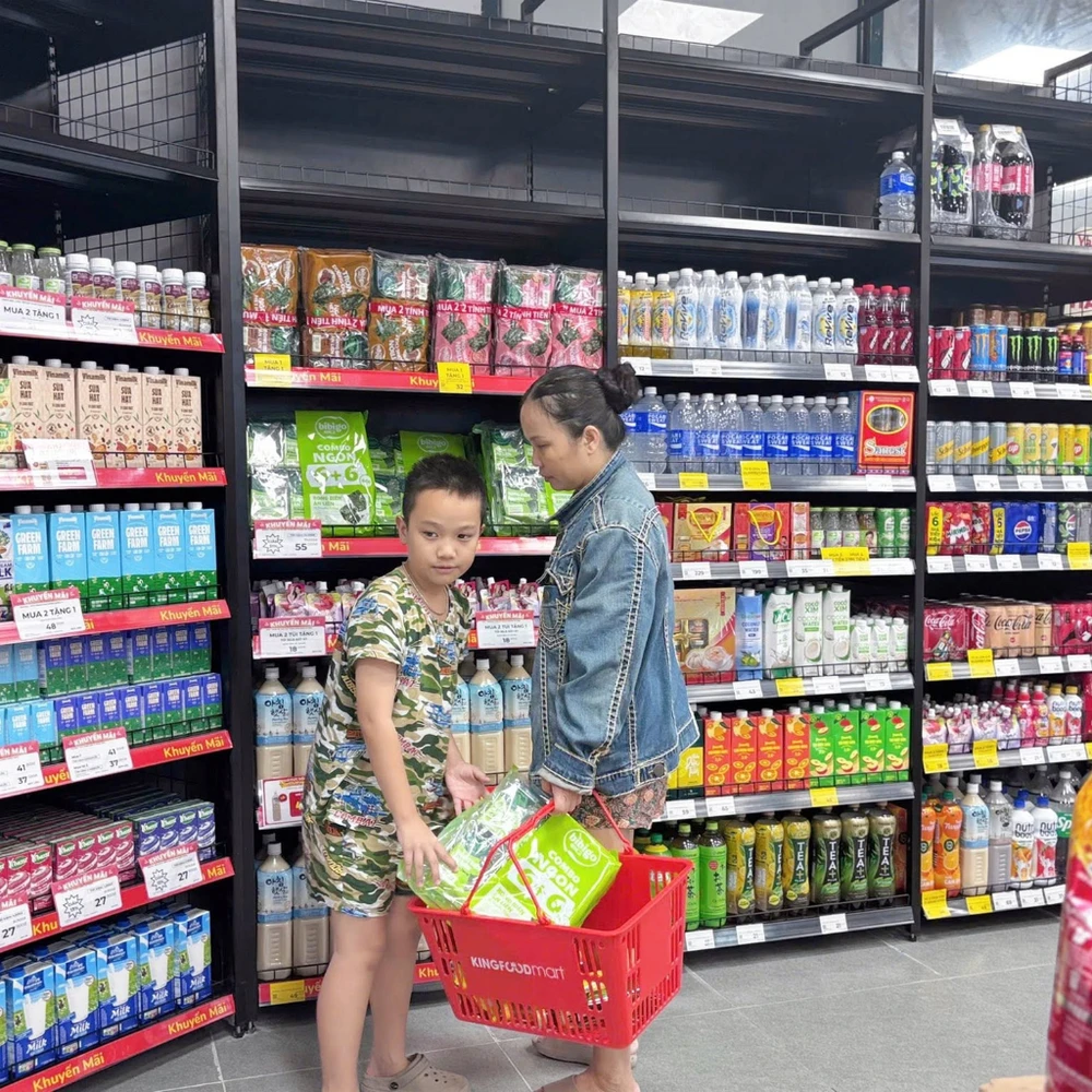 Nước ép đóng chai tại Kingfoodmart tiện lợi cho người sốt xuất huyết. 