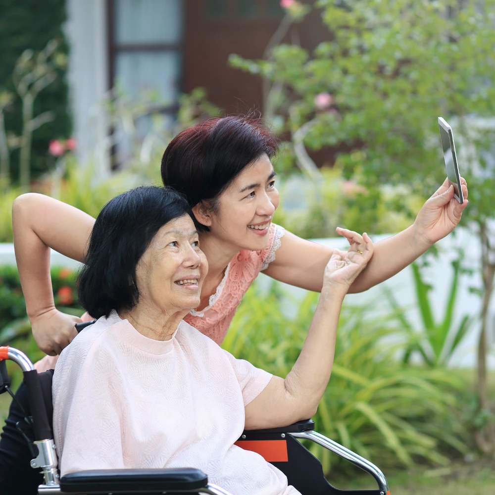 Chăm sóc ông bà cha mẹ là cách thể hiện tình yêu thương với người cao tuổi trong gia đình.