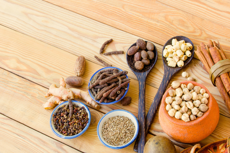 Top 5 loại thảo mộc thiên nhiên giúp giảm đau khớp hiệu quả