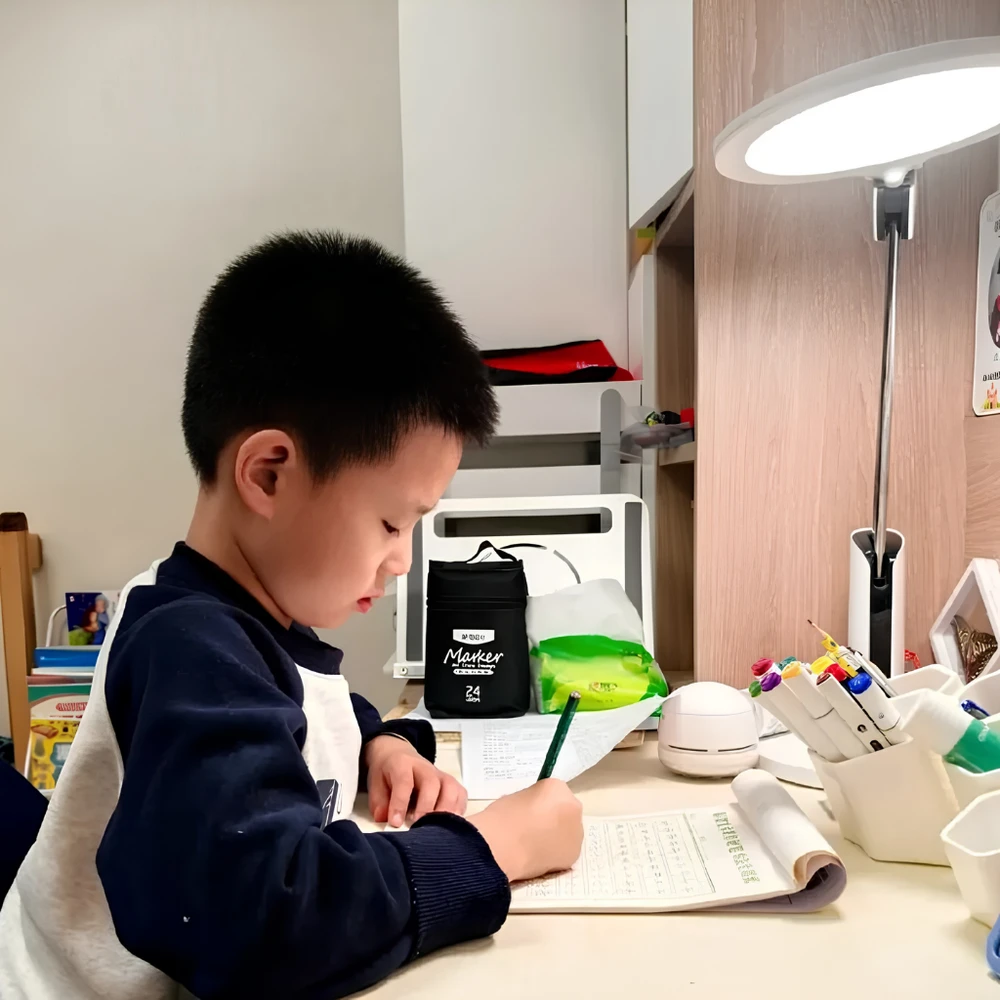 Xây dựng môi trường học tập đúng cách giúp con tự giác học hơn khi ngồi bàn học. (Nguồn: Internet)