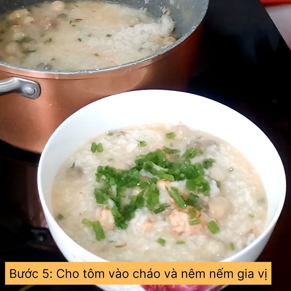 cho tôm vào cháo và nêm nếm thêm gia vị