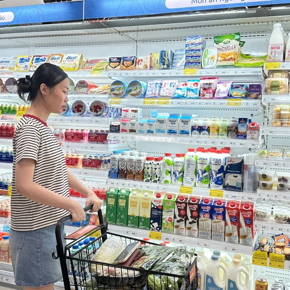 Kệ sữa và thực phẩm dinh dưỡng cho trẻ em được trưng bày tại Kingfoodmart.
