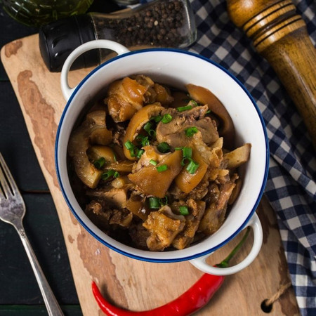 Cách nấu chân giò hầm thuốc bắc bổ dưỡng