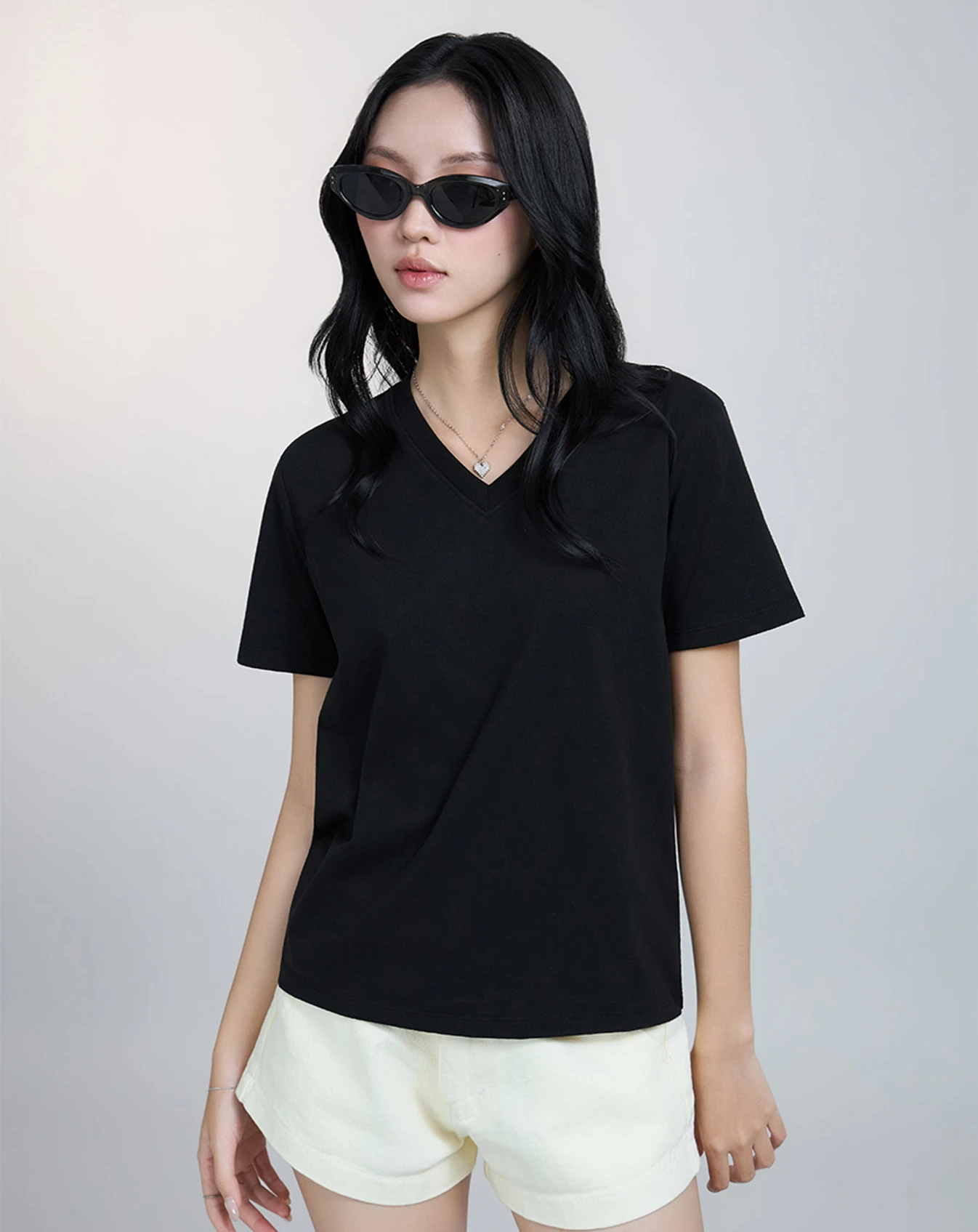 Áo thun trơn màu cổ tim form fit - Image 1