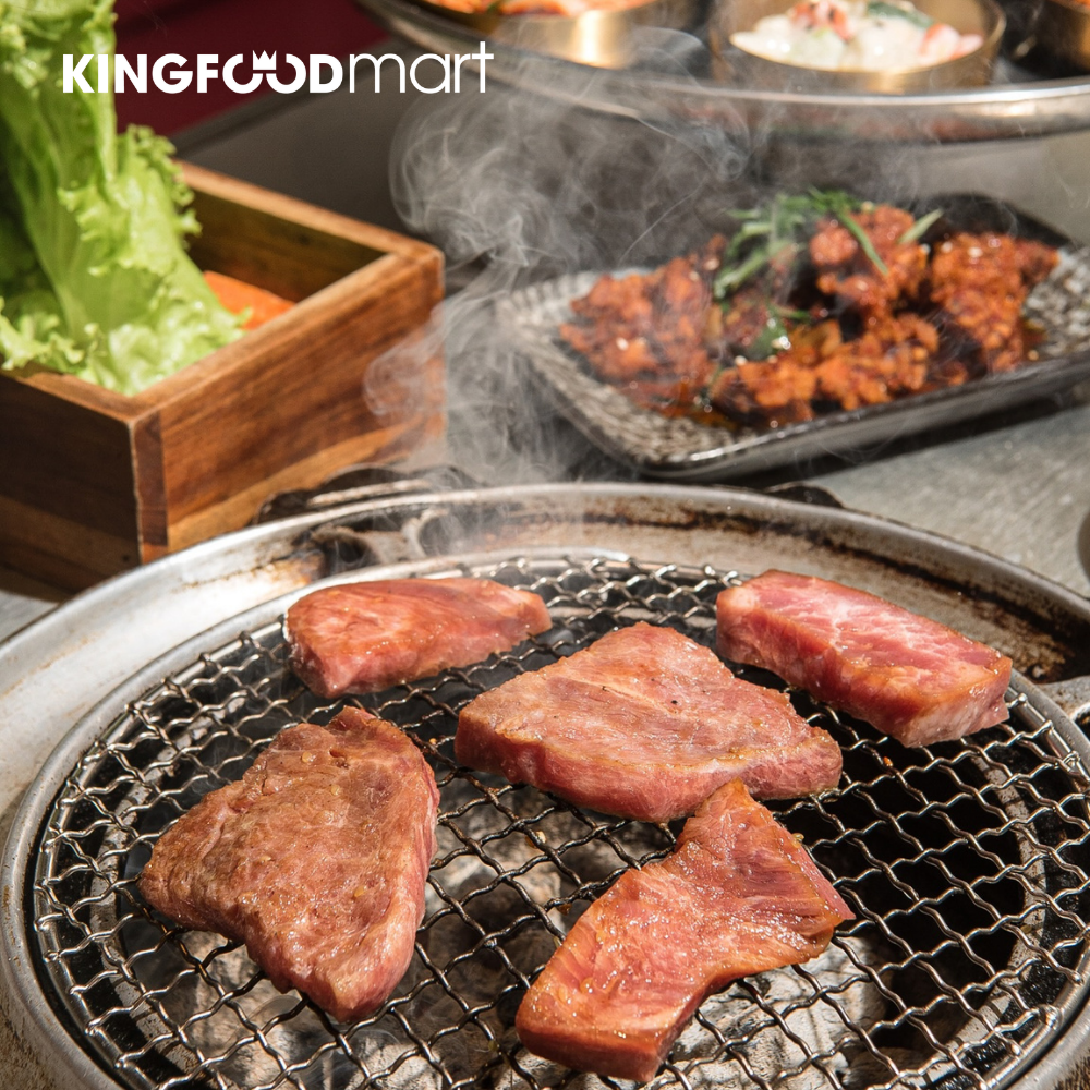 Mòn bò Bulgogi Hàn Quốc nướng trên vỉ, khói tỏa thơm phức.