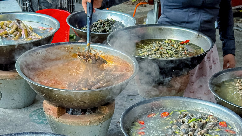 Ốc chảo Nha Trang - hình thức phục vụ độc đáo "đặt trên bếp than" chỉ có ở thành phố biển này. (Nguồn: Internet)