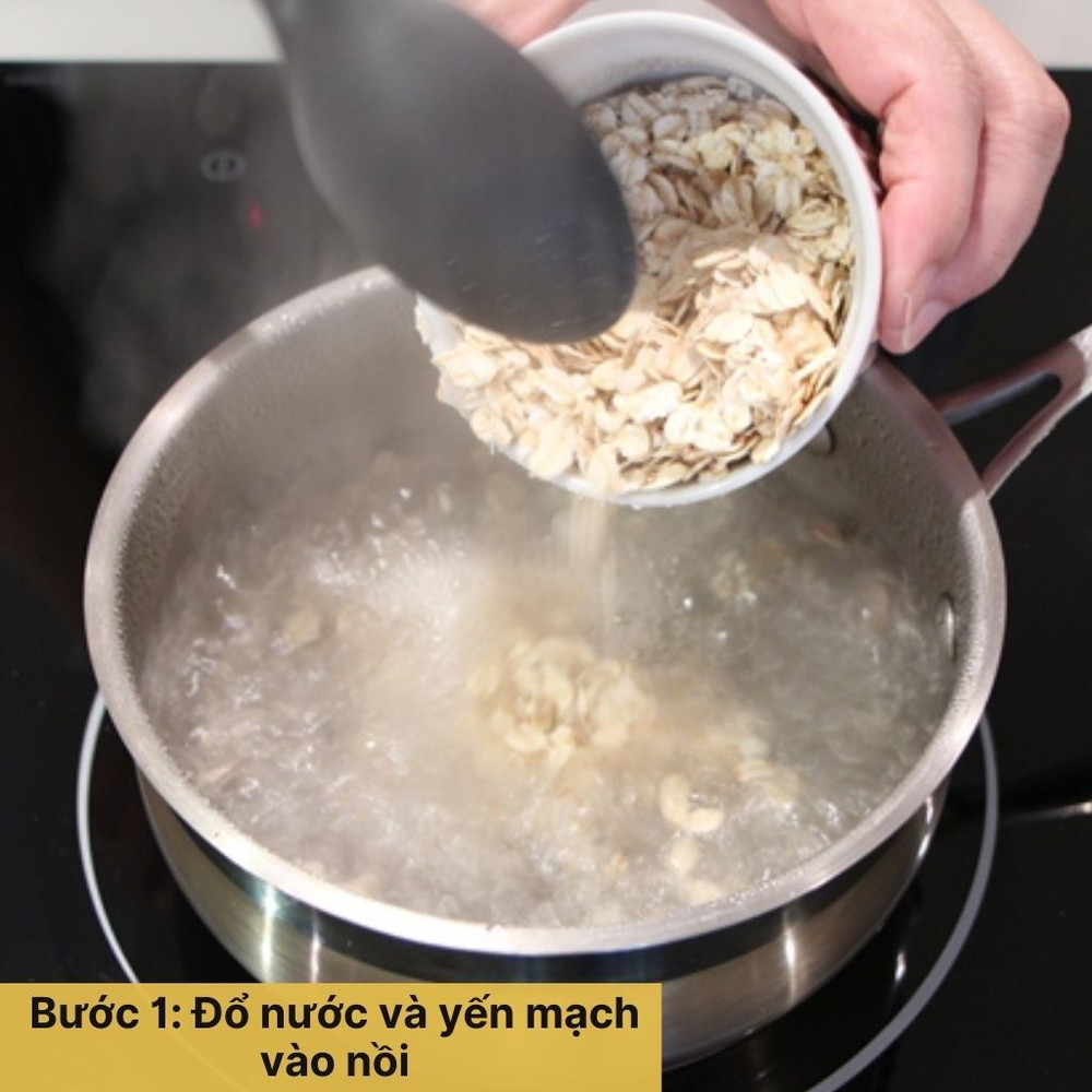 Đổ nước và yến mạch vào nồi