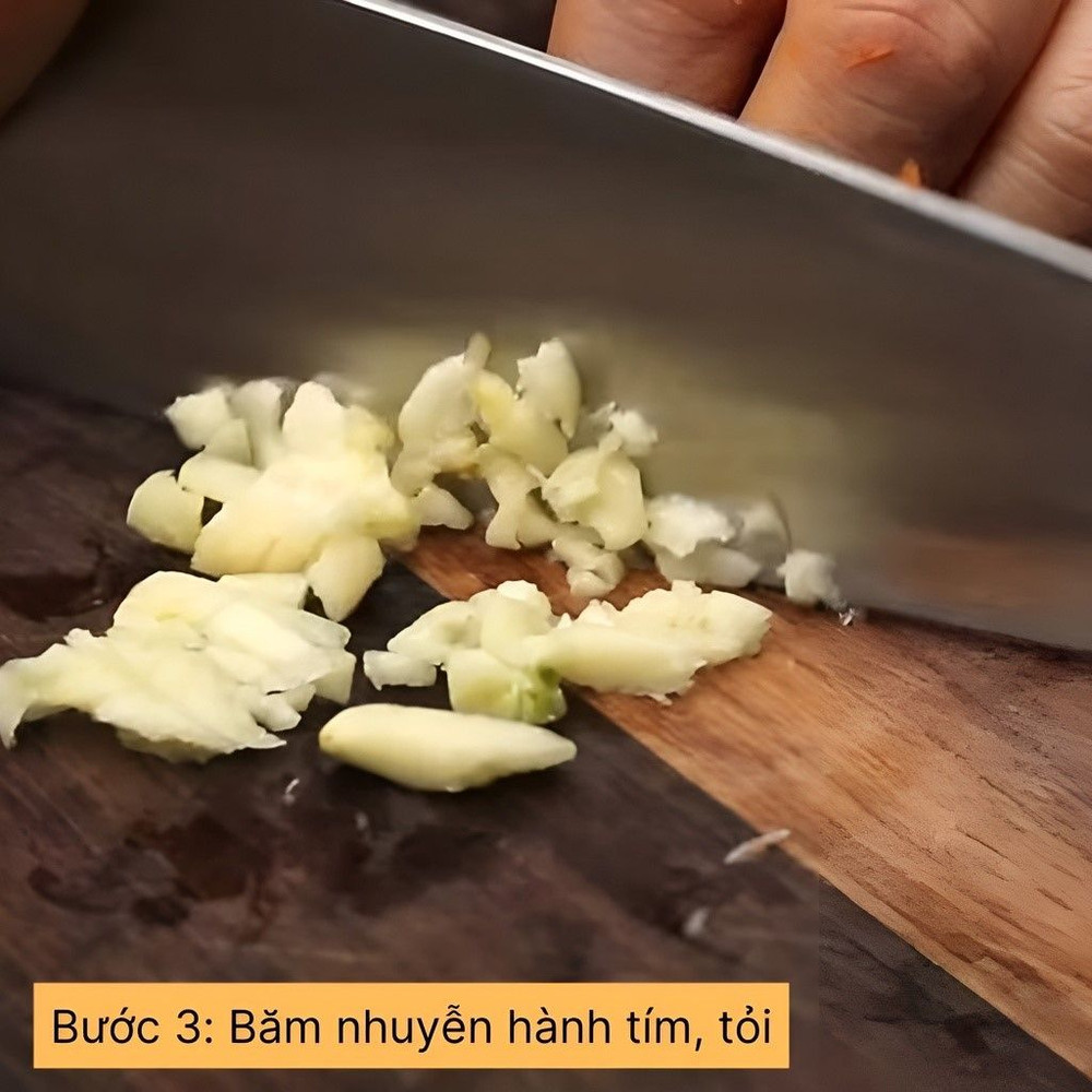 băm nhuyễn hành tím, tỏi