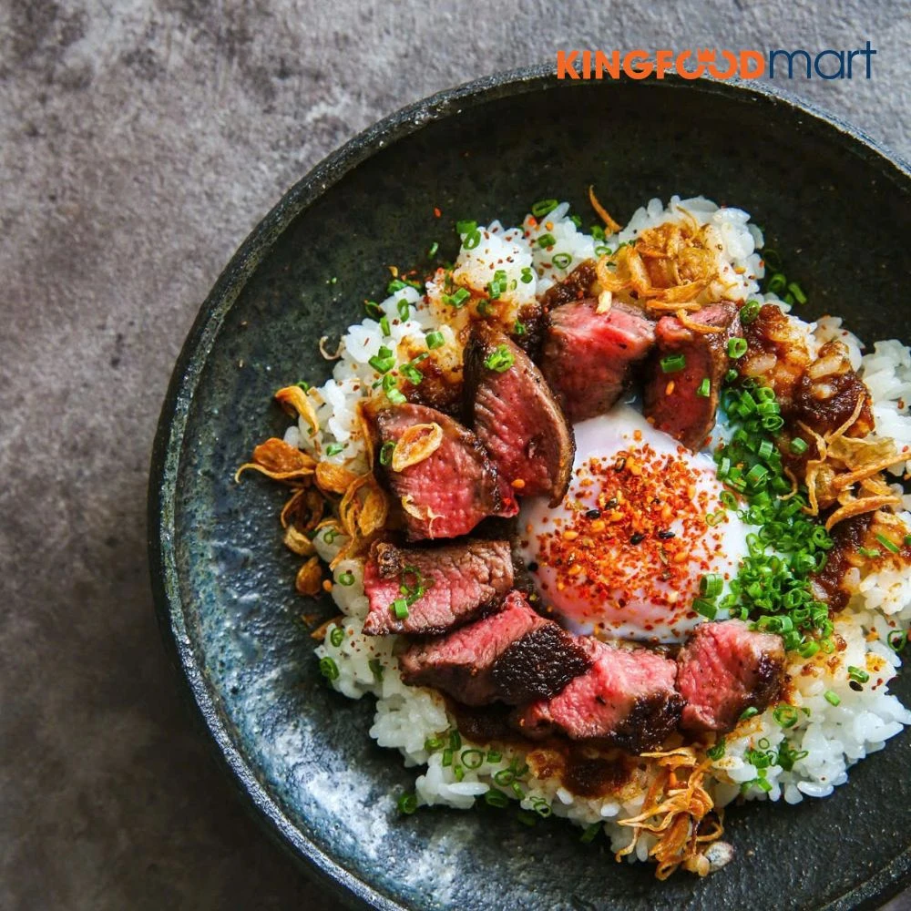 Với Wagyu có chỉ số mỡ cao, bạn không nên nấu quá chín (Well-done). Chỉ nên áp chảo nhanh (Medium Rare) để lớp mỡ vừa đủ tan chảy, giữ được độ mềm và hương thơm đặc trưng.