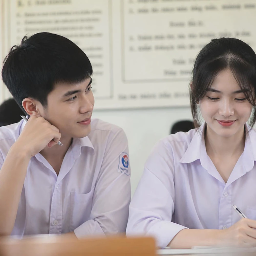 Ánh mắt trìu mến là dấu hiệu người ấy thích mình thật lòng khó giấu. (Ảnh được tạo bởi AI)