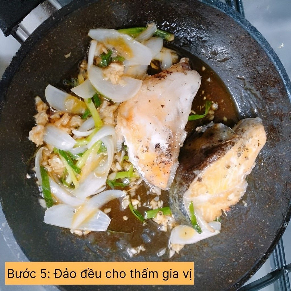 đảo đều cho thấm gia vị