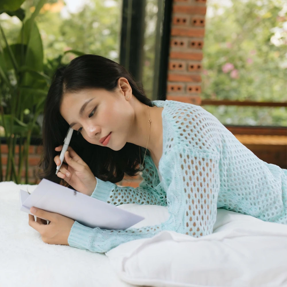 Chữa lành trước khi yêu lại là bước quan trọng nhất mẹ đơn thân cần làm trước khi hẹn hò. (Ảnh được tạo bởi AI)