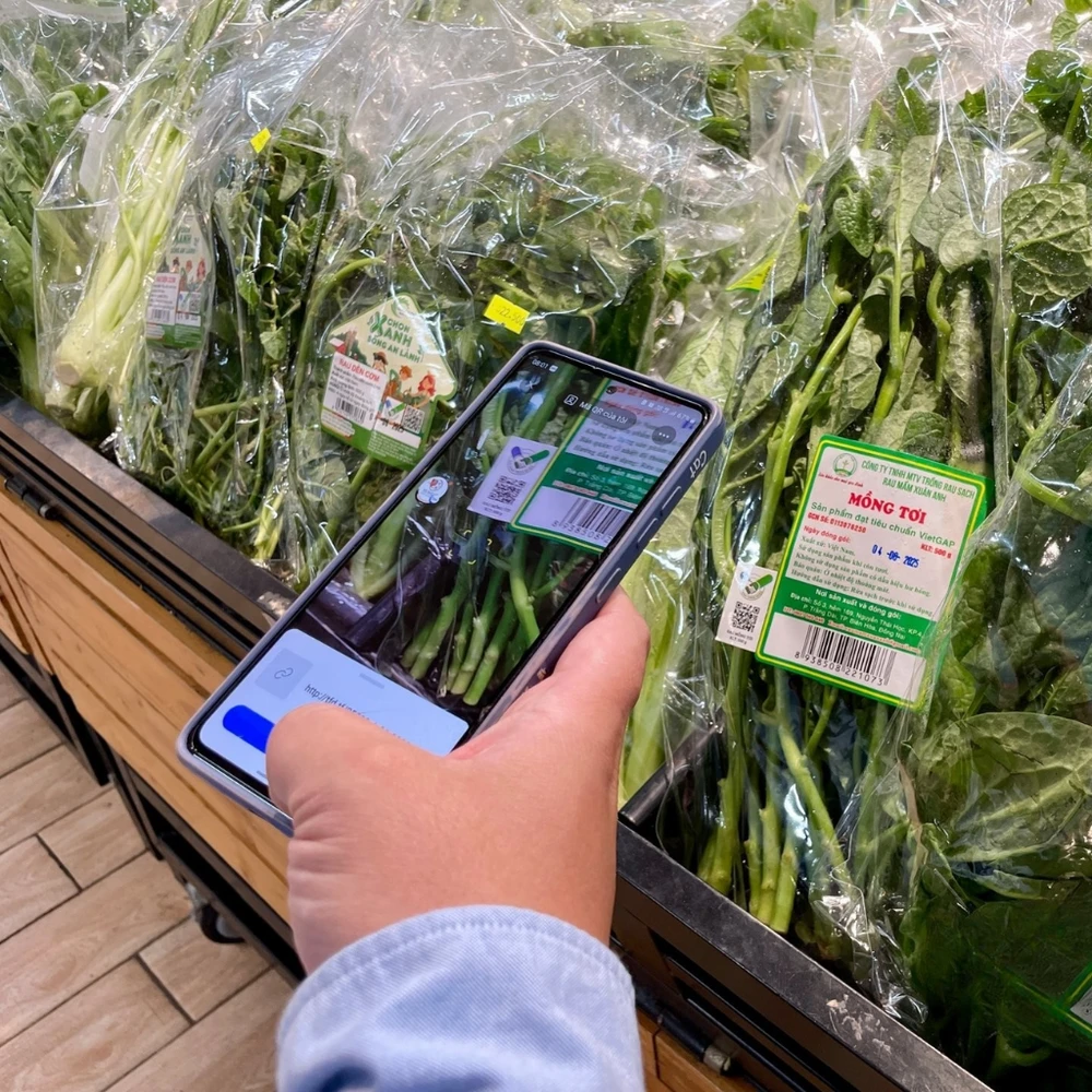 Quét mã QR xác minh Tick Xanh tại Kingfoodmart là cách nhanh nhất để nhận diện sản phẩm đạt chuẩn. (Nguồn: Internet)