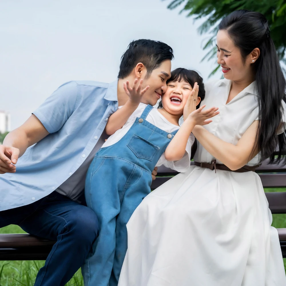 Người yêu của mẹ đơn thân không cần phải là bố thứ hai của con để tránh áp lực không cần thiết. (Ảnh được tạo bởi AI)