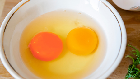 Lòng đỏ trứng đậm hay nhạt tốt cho sức khỏe hơn