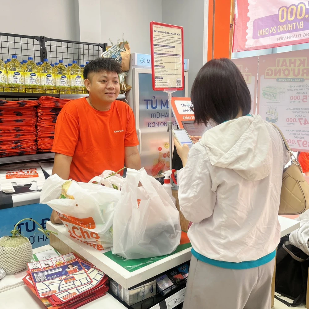 Mẹ mua sắm thực phẩm lành mạnh tại quầy hàng siêu thị thực phẩm Kingfoodmart.