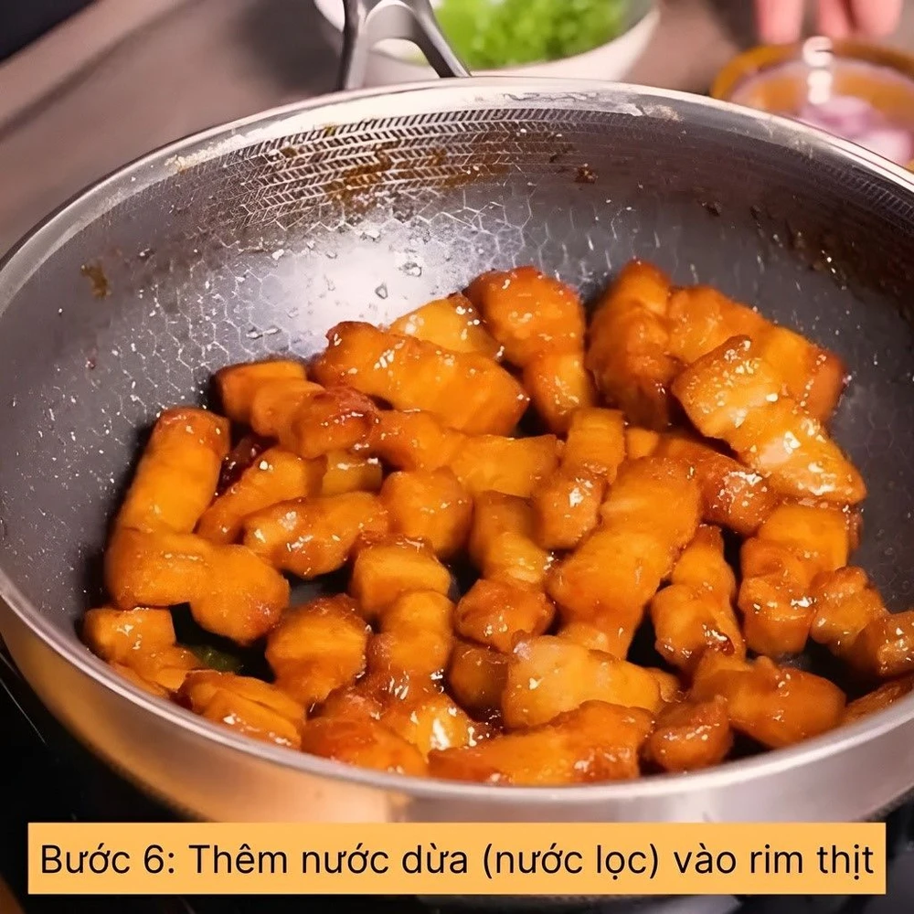 thêm nước dừa hoặc nước lọc vào rim thịt